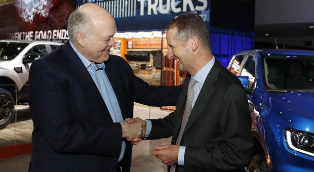 Da destra il numero 1 di Volkswagen, Herbert Diess stringe la mano a Jim Hackett, suo omologo di Ford