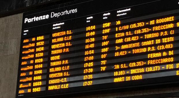 Guasto sulla Roma-Firenze, treni deviati e ritardi fino a 120 minuti