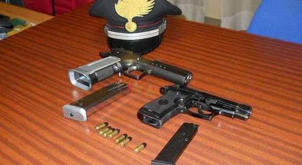 Pistola illegale in casa I carabinieri lo arrestano