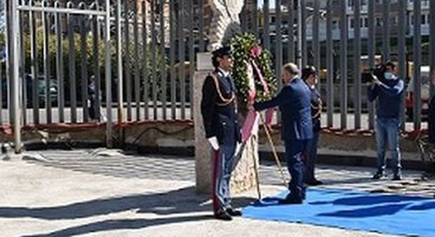 Il questore Massimo Macera depone la corona per la festa della polizia