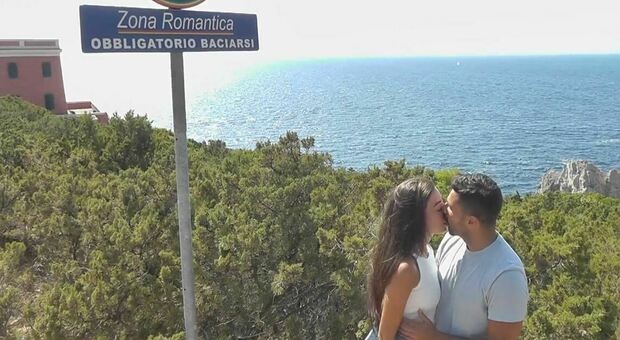 Anacapri rilancia il romanticismo, ecco il cartello: «Obbligatorio baciarsi»