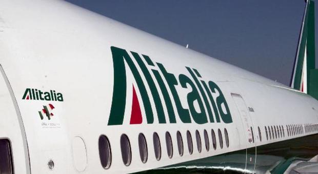 Alitalia, prestito ponte di 600 milioni. Padoan: "Un nuovo inizio"