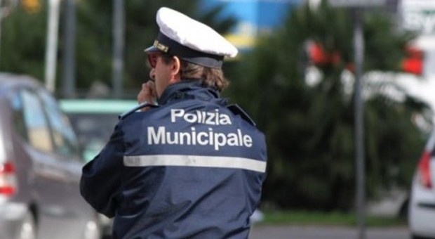 «C'è un ladro in casa»: finto vigile inganna due anziani e li deruba di 1.700 euro