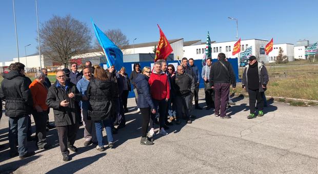 Lavoratori in sciopero davanti allo stabilimento Lavinox