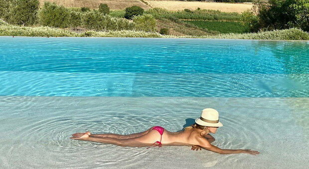 Barbara D'Urso, topless in piscina: lo scatto super sexy manda in visibilio i fan