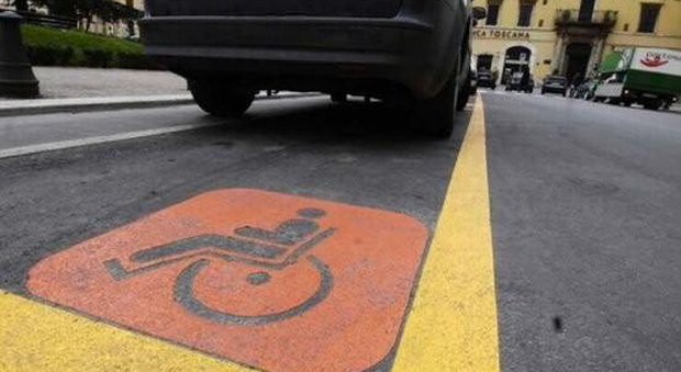 Fotocopia il pass invalidi della mamma per parcheggiare: non è reato