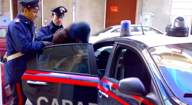 Arezzo, sorprende la ex moglie con un amico, picchia lui e violenta lei per punirla: arrestato