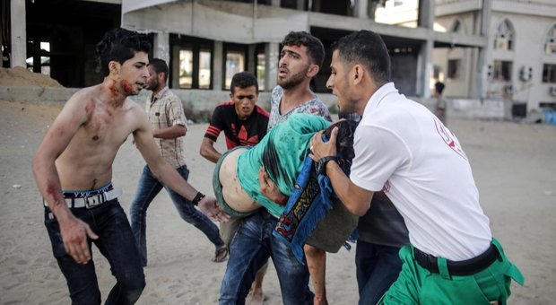 Gaza, due ragazzi morti e 12 feriti nel bombardamento israeliano, Hamas replica con 80 razzi