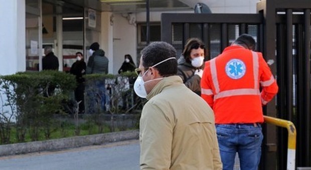 Napoli, contagiata in ospedale ora in padiglione Covid: «Situazione da campo militare»