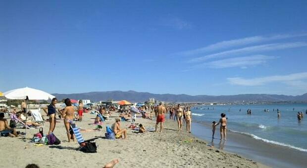 Cagliari, bagnante di 55 anni ha un malore e muore in spiaggia: è il quarto in 24 ore in Sardegna