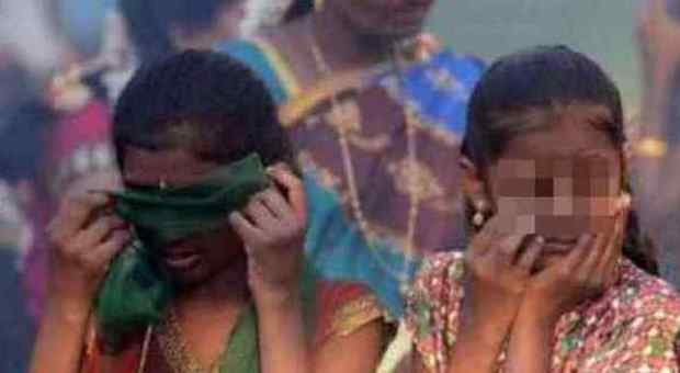 India, 15enne bruciata viva dopo mesi di violenze sessuali: arrestati 4 vicini di casa
