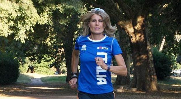 Roma, Franca Fiacconi si allena a Caracalla per la maratona di New York: «Correndo raccolgo i rifiuti»