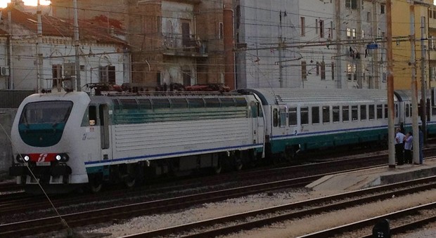 Pescara, tanti filmati per identificare l'uomo steso sotto un treno