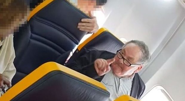 «Ti spingo in un altro posto»: sull'aereo Ryanair volano insulti razzisti. Il video è virale