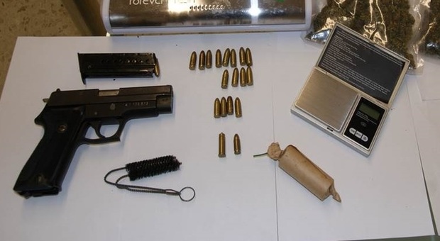 Conservava in casa pistola, munizioni e droga: arrestato dai carabinieri