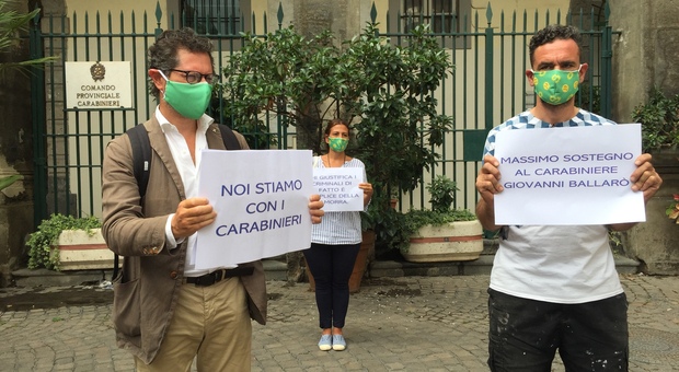 Napoli, solidarietà al carabiniere aggredito: «Sono belve assetate di sangue»