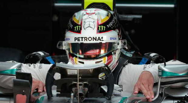 Lewis Hamilton a bordodella sua Freccia d'Argento