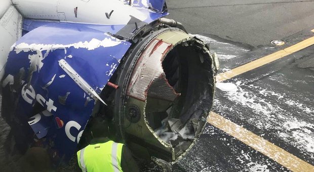 Usa, esplode motore: terrore sul volo New York-Dallas, un morto e 7 feriti