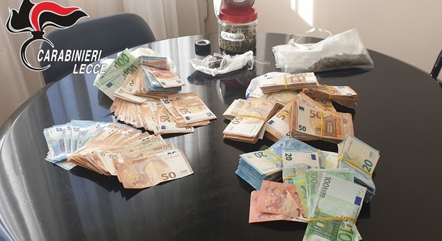 Spaccio di droga e migliaia di euro sequestrati dai carabinieri: in tre nei guai