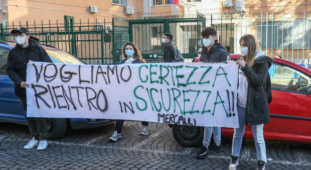 Scuole chiuse in Campania, De Luca chiama sindaci e prefetti: «Didattica a distanza fino a fine febbraio»