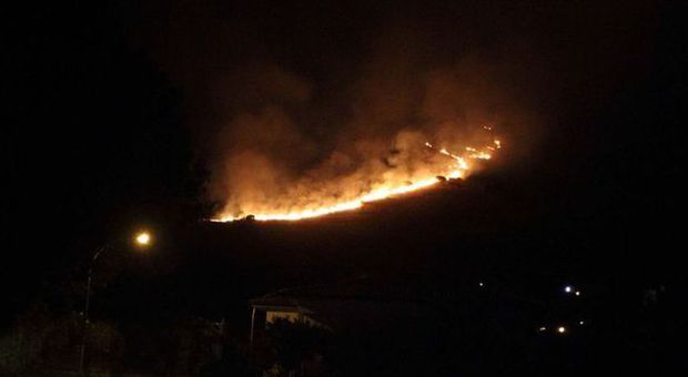 Frosinone, pineta in fiamme a Cervaro e case in pericolo