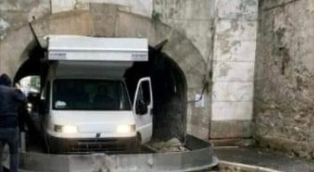 Camion incastrato sotto il ponte di Ercole