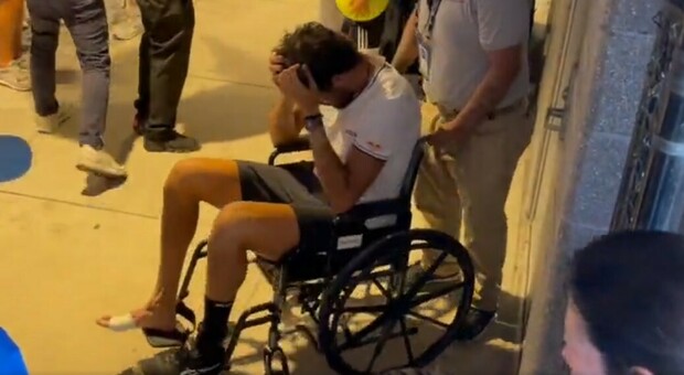 Come sta Berrettini? Il tennista romano in sedia a rotelle dopo l'infortunio in campo