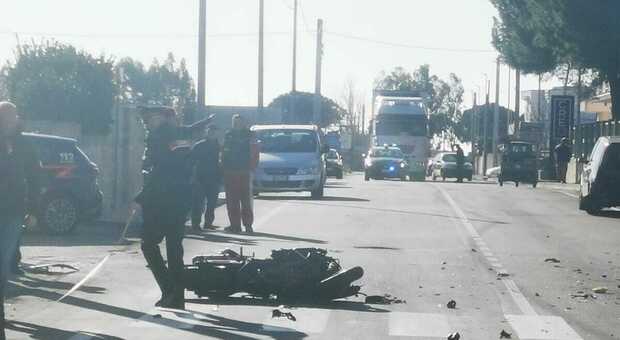 Salento, incidente stradale: scontro tra auto e moto in pieno centro, un uomo ricoverato in codice rosso