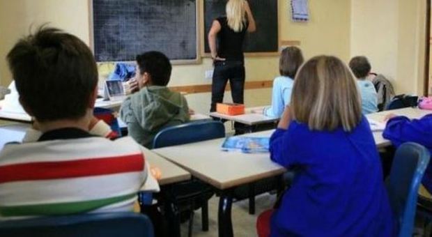 Calabria, insegnante picchia e minacia i bambini: sospesa da scuola