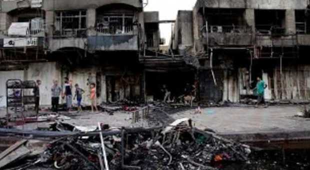 Iraq, kamikaze all'assalto di un centro commerciale di Baghdad: almeno 7 morti