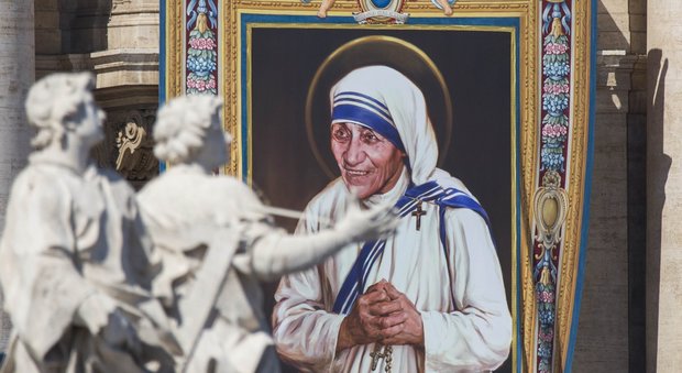 Madre Teresa è santa in 120 mila in piazza San Pietro