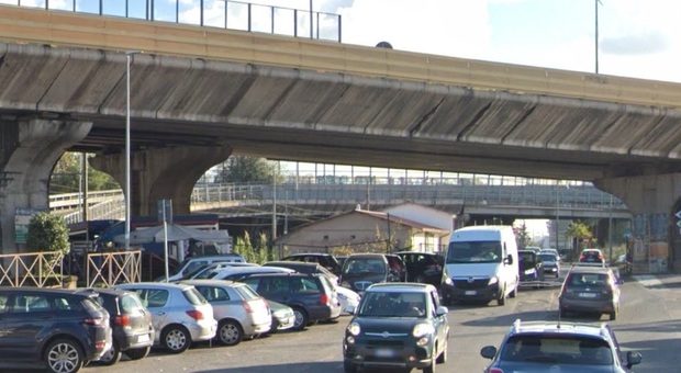 Roma, cadono frammenti dal viadotto: chiuso parcheggio stazione Labaro
