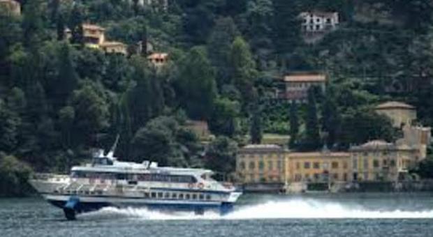 Lago di Como, scontro tra gommone e barca: disperso un uomo di 47 anni