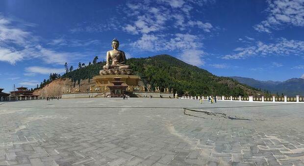 Il Bhutan ricco di spiritualità e di bellezze naturali uniche . Vicino alla capitale Thimphu il mega Buddha