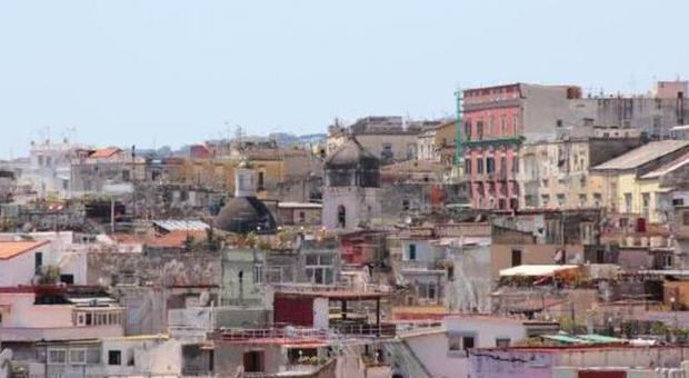 Napoli, tetti del centro usati come poligono per esercitare i baby boss della camorra