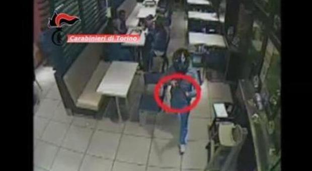 Assalto al McDonald's coi fucili, terrore a Torino
