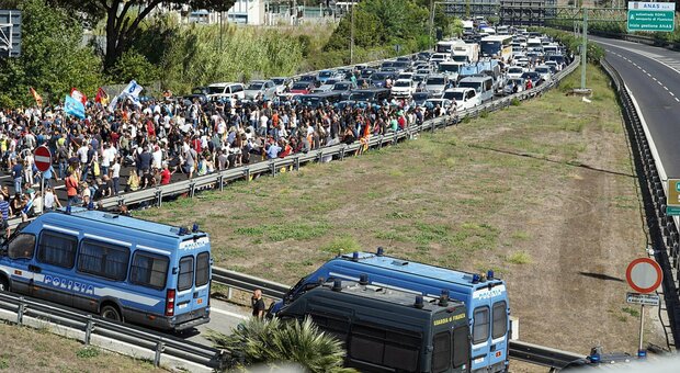 Sciopero Alitalia, caos in autostrada: i manifestanti bloccano la Roma-Fiumicino