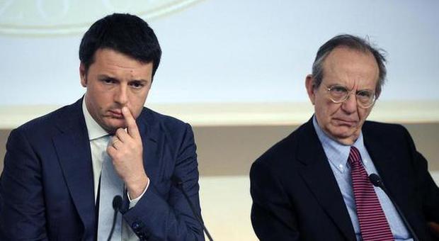 Matteo Renzi e Pier Carlo Padoan (LaPresse)