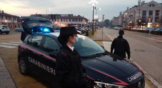 Sta per partorire la vigilia di Natale: i carabinieri la fermano e la portano in ospedale