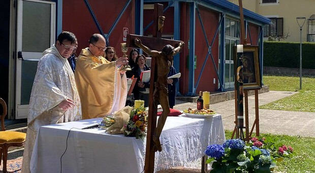 La messa di Pasqua per i terremotati celebrata dall'arcivescovo Ivan Maffeis