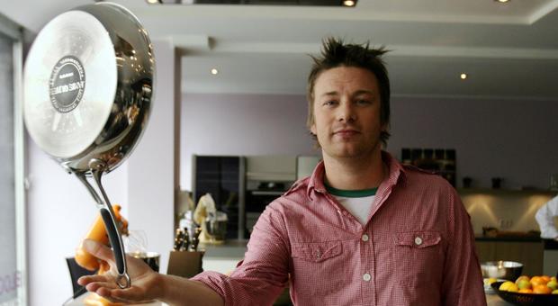 Jamie Oliver rischia il fallimento: ristoranti al collasso, tremano 1300 lavoratori