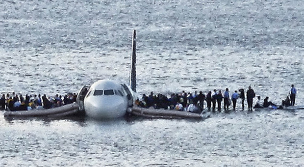 Esercitazione di soccorso nel golfo di Napoli: simulato incidente aereo in mare