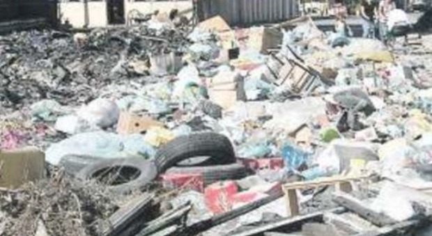 Emergenza rifiuti a Napoli, impianti saturi e camion in fila per ore: così la raccolta si blocca