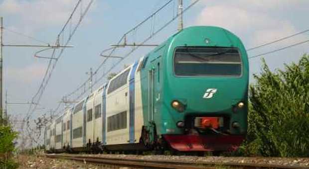 Un treno sulla linea Orte-Roma (foto archivio)