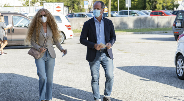 Elezioni Veneto, Luca Zaia con la moglie Raffaella domenica al seggio elettorale