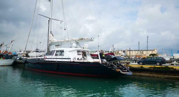 Ancona, evasione fiscale, la Finanza sequestra lo yacht con bandiera delle Cayman che vale più di un milione
