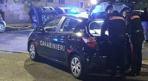 Roma, movida violenta a San Lorenzo: armato di coltello prende a calci un'auto guidata da una donna. Arrestato