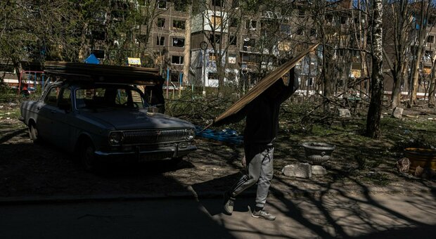 Bombardata una scuola, «in 60 sotto le macerie» Niente tregua a Odessa, uccisi 2 ragazzi a Pryvillia