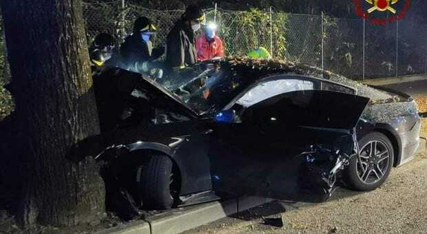 Incidente stradale a Cremona: perde il controllo della Maserati e si schianta contro un muro, Gianluca morto a 43 anni