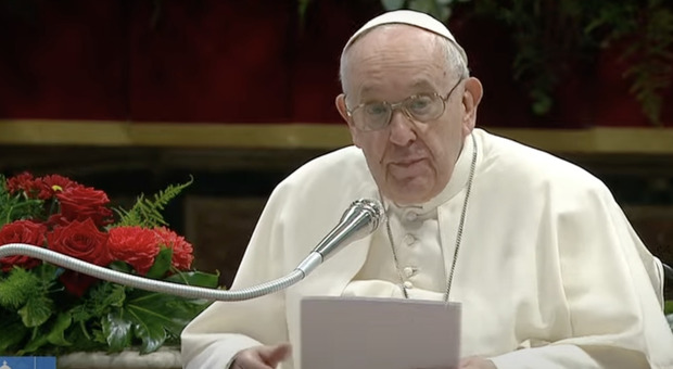Papa Francesco, il messaggio di Natale: «Basta guerre e armi, è una follia senza scuse»